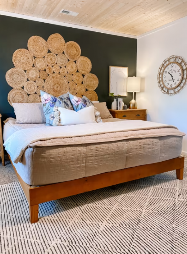 Dinding kamar dengan aksen dinding kayu anyaman